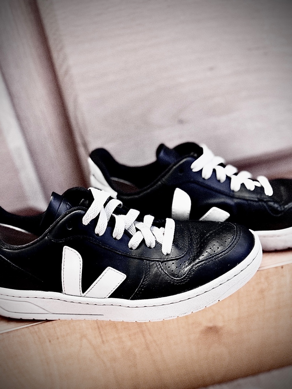 V-10 VEJA Women’s Sz 6/37EUR Leather Black White Sole-fantastic Preowned Cond!!